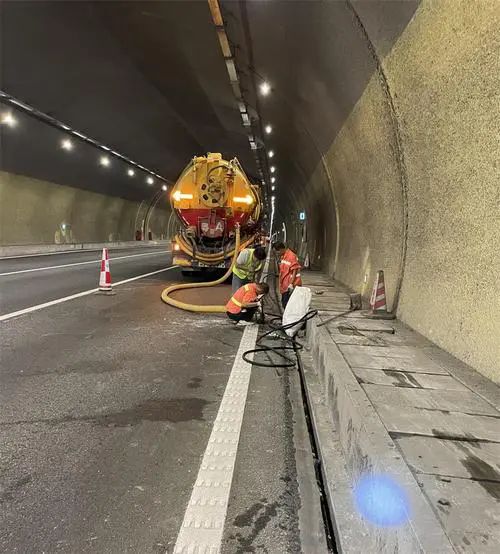 江川隧道排水渠清淤